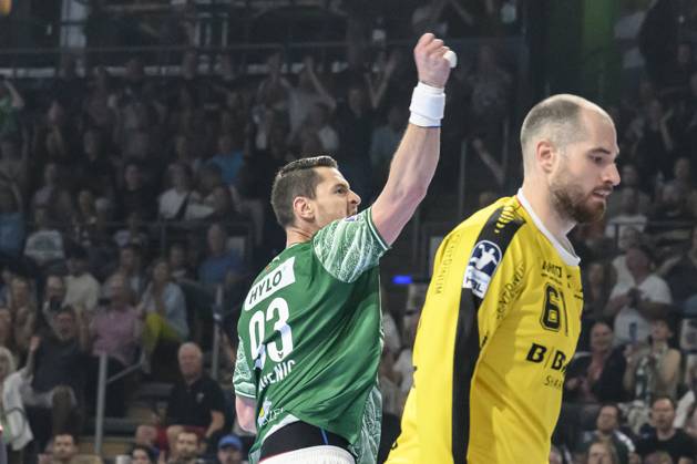 in the picture from l Mijajlo Marsenic Fuechse Berlin , celebrates his goal, goal, Laszlo Bartucz MT Melsungen , GER, Berlin, Handball, Fuechse Berlin vs MT Melsungen, DAIKIN Handball Bundesliga, in the Max Schmeling Halle, 21 09 2025, Copyright: HMBxMedia UwexKoch