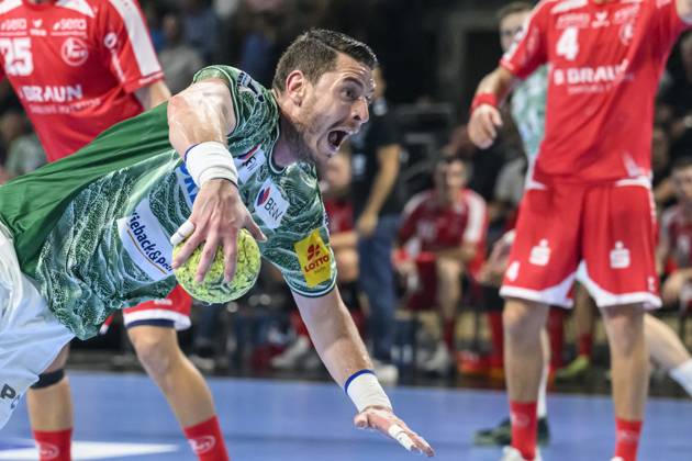 in the picture from l Mijajlo Marsenic Fuechse Berlin , goes for goal, GER, Berlin, Handball, Fuechse Berlin vs MT Melsungen, DAIKIN Handball Bundesliga, in der Max Schmeling Halle, 21 09 2025, Copyright: HMBxMedia UwexKoch