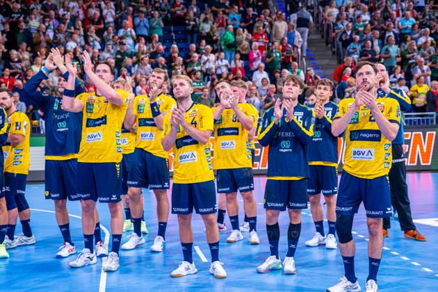 v l , TSV Hannover Burgdorf green vs Rhein Neckar Löwen yellow on matchday 5 of the 2025 2026 season in the DAIKIN Handball Bundesliga 21 09 2025, ZAG Arena Hannover, GER , Copyright: xJanxGuentherx xTSVxHannover-Burgdorfx