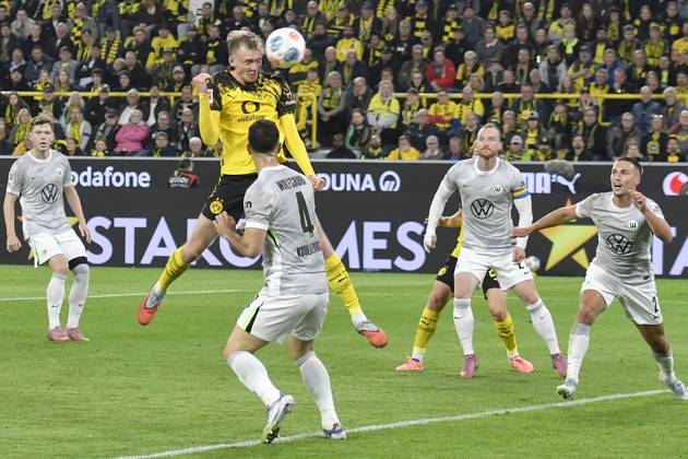 Penalty area scene Goal chance by Maximilian Beier Dortmund 14 21 09 2025 Football Borussia Dortmund vs VfL Wolfsburg, Signal Iduna Park, Dortmund, DFB DFL REGULATIONS PROHIBIT ANY USE OF PHOTOGRAPHS AS IMAGE SEQUENCES AND OR QUASI VIDEO Copyright: xpepphotox xSaschaxWeizx pep00321, pep_20250921_hm_138684