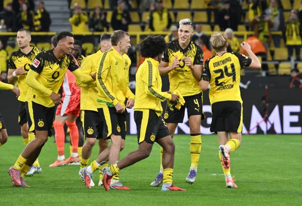 Cheers Daniel Svensson Borussia Dortmund , Nico Schlotterbeck Borussia Dortmund , Karim Adeyemi Borussia Dortmund , Maximilian Beier Borussia Dortmund , Felix Nmecha Borussia Dortmund , v re 21 09 2025, Football 1 Bundesliga, Season 2025 2026, Matchday 4, Borussia Dortmund VfL Wolfsburg 1 0 DFL regulations prohibit any use of photographs as image sequences and or quasi video Dortmund Signal Iduna Park Nordrhein Westfalen Germany Team2