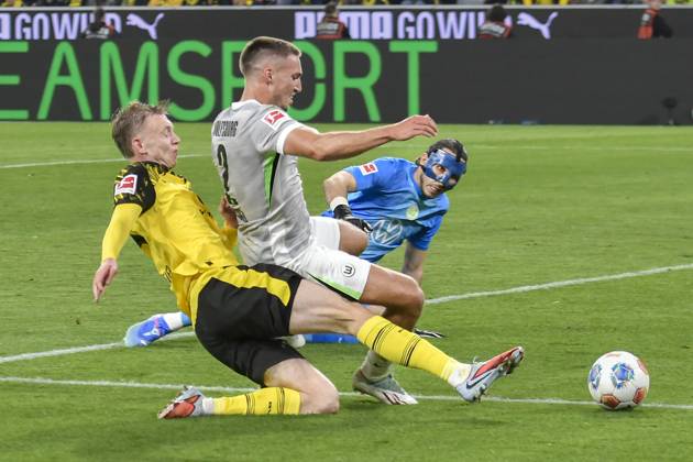 v li fighting for the ball Maximilian Beier Dortmund 14 Kilian Fischer Wolfsburg 2 Kamil Grabara Wolfsburg 1 21 09 2025 Soccer Borussia Dortmund vs VfL Wolfsburg, Signal Iduna Park, Dortmund, DFB DFL REGULATIONS PROHIBIT ANY USE OF PHOTOGRAPHS AS IMAGE SEQUENCES AND OR QUASI VIDEO Copyright: xpepphotox xSaschaxWeizx pep00321, pep_20250921_hm_138849