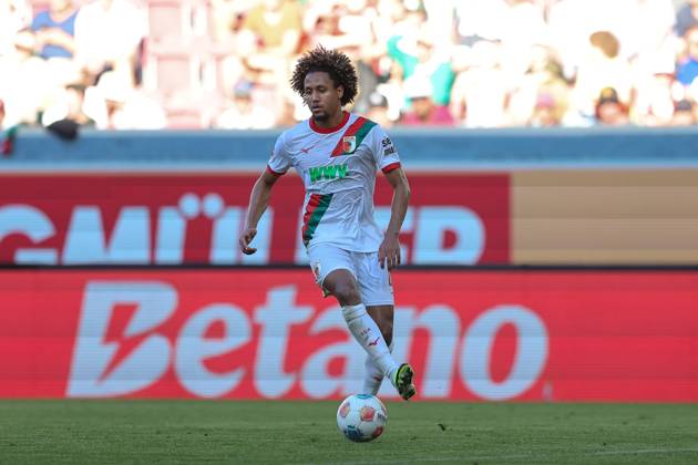 Han Noah Massengo FC Augsburg, 04 with ball, GER, FC Augsburg vs 1 FSV Mainz 05, Football, Bundesliga, Matchday 4, Season 2025 2026, 20 09 2025, DFL DFB REGULATIONS PROHIBIT ANY USE OF PHOTOGRAPHS as IMAGE SEQUENCES and or QUASI VIDEO, GER, FC Augsburg vs 1 FSV Mainz 05, Football, Bundesliga, Matchday 4, Season 2025 2026, 20 09 2025 Augsburg Copyright: xEibner-Pressefoto JennixMaulx EP_JML
