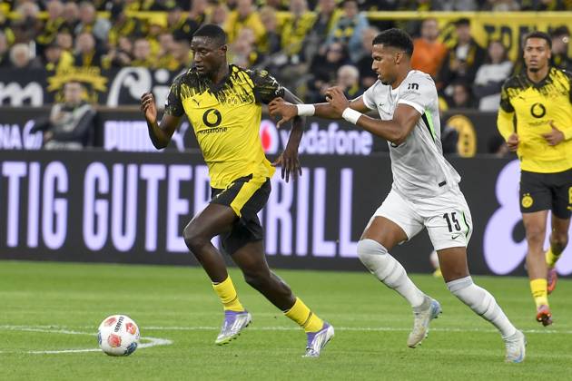 v li in duel Serhou Guirassy Dortmund 9 Moritz Jenz Wolfsburg 15 21 09 2025 Soccer Borussia Dortmund vs VfL Wolfsburg, Signal Iduna Park, Dortmund, DFB DFL REGULATIONS PROHIBIT ANY USE OF PHOTOGRAPHS AS IMAGE SEQUENCES AND OR QUASI VIDEO Copyright: xpepphotox xSaschaxWeizx pep00321, pep_20250921_hm_139787