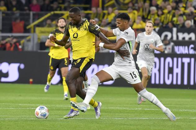 v li in duel Serhou Guirassy Dortmund 9 Moritz Jenz Wolfsburg 15 21 09 2025 Soccer Borussia Dortmund vs VfL Wolfsburg, Signal Iduna Park, Dortmund, DFB DFL REGULATIONS PROHIBIT ANY USE OF PHOTOGRAPHS AS IMAGE SEQUENCES AND OR QUASI VIDEO Copyright: xpepphotox xSaschaxWeizx pep00321, pep_20250921_hm_139788
