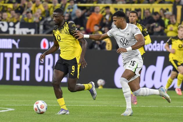 v li in duel Serhou Guirassy Dortmund 9 Moritz Jenz Wolfsburg 15 21 09 2025 Soccer Borussia Dortmund vs VfL Wolfsburg, Signal Iduna Park, Dortmund, DFB DFL REGULATIONS PROHIBIT ANY USE OF PHOTOGRAPHS AS IMAGE SEQUENCES AND OR QUASI VIDEO Copyright: xpepphotox xSaschaxWeizx pep00321, pep_20250921_hm_139786
