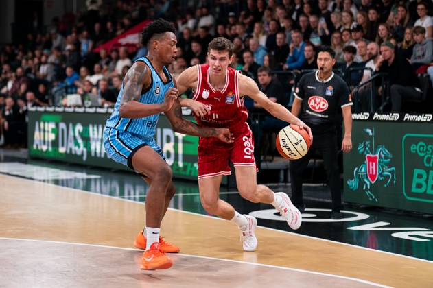 Richard Balint BMA365 Bamberg Baskets, 11 dribbling against Justin Edler Davis Veolia Towers Hamburg, 19 , GER, Veolia Towers Hamburg vs BMA365 Bamberg Baskets, Basketball, BBL Pokal, 1 Round, Season 2025 2026, 24 09 2025 GER, Veolia Towers Hamburg vs BMA365 Bamberg Baskets, Basketball, BBL Pokal, 1 Round, Season 2025 2026, 24 09 2025 Hamburg Copyright: xEibner-Pressefoto MaxxVincenx EP_MVN