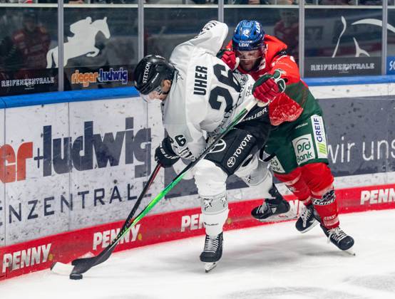 Fight for the puck duel between Dominik Uher Koelner Haie, 26 and Maximilian Renner Augsburger Panther, 58 GER, Augsburger Panther vs Koelner Haie, Ice Hockey, DEL, Matchday 5, Season 2025 2026, 26 09 2025 GER, Augsburger Panther vs Koelner Haie, Ice Hockey, DEL, Matchday 5, Season 2025 2026, 26 09 2025 Augsburg Copyright: xEibner-Pressefoto FranzxFeinerx EP_HFR