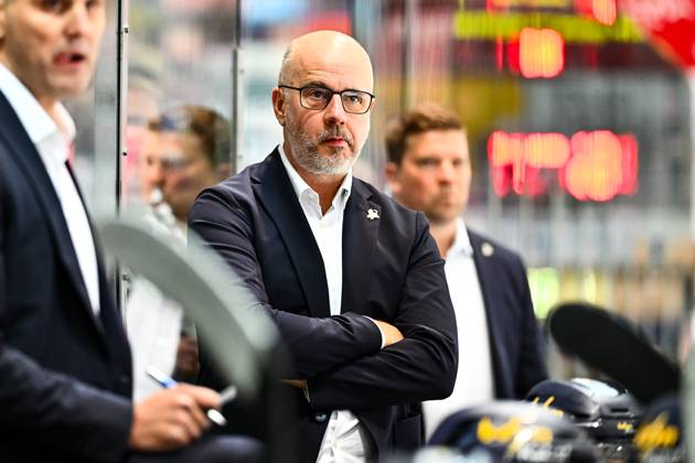 Stefan Nyman Head Coach, Headcoach, Iserlohn Roosters perplexed, disappointed, GER, Iserlohn Roosters vs Fischtown Pinguins Bremerhaven, Ice Hockey, Penny DEL, Matchday 5, Season 2025 2026, 26 09 2025, GER, Iserlohn Roosters vs Fischtown Pinguins Bremerhaven, Ice Hockey, Penny DEL, Matchday 5, Season 2025 2026, 26 09 2025 Iserlohn Copyright: xJonasxBrockmann Eibner-Pressefotx EP_JBN