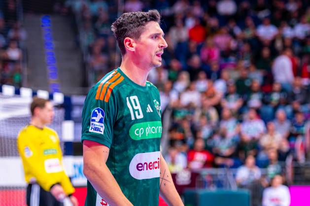 ,h19, v l , TSV Hannover Burgdorf green vs HC Erlangen light blue on matchday 6 of the 2025 2026 season in the DAIKIN Handball Bundesliga 26 09 2025, ZAG Arena Hannover, GER , Copyright: xJanxGuentherx xTSVxHannover-Burgdorfx