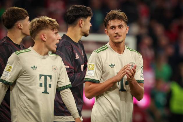 Lennart Karl 42 FC Bayern Muenchen and Tom Bischof 20 FC Bayern Muenchen with the fans, final cheer, FC Bayern Muenchen vs SV Werder Bremen, DFL, Bundesliga, 2025 2026 season, Allianz Arena, Hinrunde, 5 Spieltag, 26 09 2025 DFB regulations prohibit any use of photographs as image sequences and or quasi video Muenchen Bayern Germany Copyright: xkolbert-press MartinxAgüerax