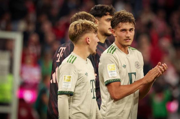 Lennart Karl 42 FC Bayern Muenchen and Tom Bischof 20 FC Bayern Muenchen with the fans, final cheer, FC Bayern Muenchen vs SV Werder Bremen, DFL, Bundesliga, 2025 2026 season, Allianz Arena, Hinrunde, 5 Spieltag, 26 09 2025 DFB regulations prohibit any use of photographs as image sequences and or quasi video Muenchen Bayern Germany Copyright: xkolbert-press MartinxAgüerax