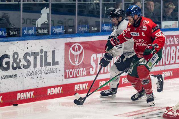Fight for the puck duel between Dominik Uher Koelner Haie, 26 and Maximilian Renner Augsburger Panther, 58 GER, Augsburger Panther vs Koelner Haie, Ice Hockey, DEL, Matchday 5, Season 2025 2026, 26 09 2025 GER, Augsburger Panther vs Koelner Haie, Ice Hockey, DEL, Matchday 5, Season 2025 2026, 26 09 2025 Augsburg Copyright: xEibner-Pressefoto FranzxFeinerx EP_HFR