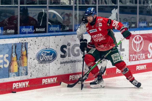 Fight for the puck duel between Dominik Uher Koelner Haie, 26 and Maximilian Renner Augsburger Panther, 58 GER, Augsburger Panther vs Koelner Haie, Ice Hockey, DEL, Matchday 5, Season 2025 2026, 26 09 2025 GER, Augsburger Panther vs Koelner Haie, Ice Hockey, DEL, Matchday 5, Season 2025 2026, 26 09 2025 Augsburg Copyright: xEibner-Pressefoto FranzxFeinerx EP_HFR