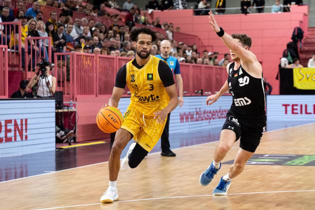 Tigers Tuebingen Nuernberg Falcons, Herren, 2 Bundesliga, Barmer 2 Basketball Bundesliga, pro A, 1 Spieltag, Spielzeit 2025 2025, 27 09 2025 Miles Tention Tigers Tuebingen, 03 beim Zug zum Korb gegen Vincent Friederici Nuernberg Falcons, 30