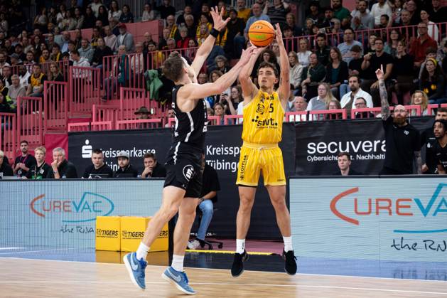 Tigers Tuebingen Nuernberg Falcons, Herren, 2 Bundesliga, Barmer 2 Basketball Bundesliga, pro A, 1 Spieltag, Spielzeit 2025 2025, 27 09 2025 Kaya Bayram Tigers Tuebingen, 05 beim Dreierwurf