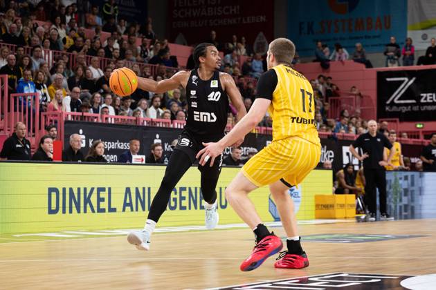 Tigers Tuebingen Nuernberg Falcons, Herren, 2 Bundesliga, Barmer 2 Basketball Bundesliga, pro A, 1 Spieltag, Spielzeit 2025 2025, 27 09 2025 Evan Taylor Nuernberg Falcons, 10 against Lukas Milner Tigers Tuebingen, 17 on drive to the basket