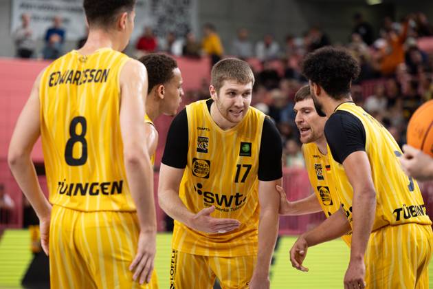Tigers Tuebingen Nuernberg Falcons, Herren, 2 Bundesliga, Barmer 2 Basketball Bundesliga, pro A, 1 Spieltag, Spielzeit 2025 2025, 27 09 2025 Lukas Milner Tigers Tuebingen, 17 talks to his teammates