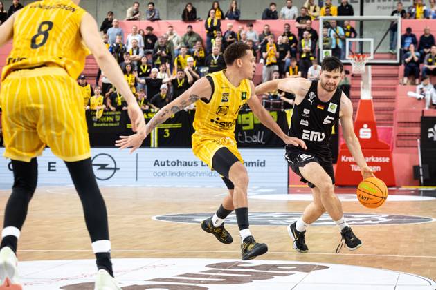 Tigers Tuebingen Nuernberg Falcons, Herren, 2 Bundesliga, Barmer 2 Basketball Bundesliga, pro A, 1 Spieltag, Spielzeit 2025 2025, 27 09 2025 Tim Koepple Nuernberg Falcons, 05 beim Zug zum korb gegen Isaiah Sanders Tigers Tuebingen, 10