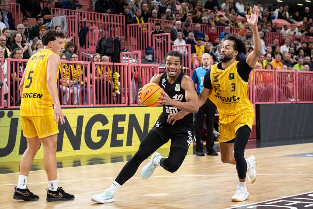 Tigers Tuebingen Nuernberg Falcons, Herren, 2 Bundesliga, Barmer 2 Basketball Bundesliga, pro A, 1 Spieltag, Spielzeit 2025 2025, 27 09 2025 Evan Taylor Nuernberg Falcons, 10 mit dem Drive gegen Miles Tention Tigers Tuebingen, 03