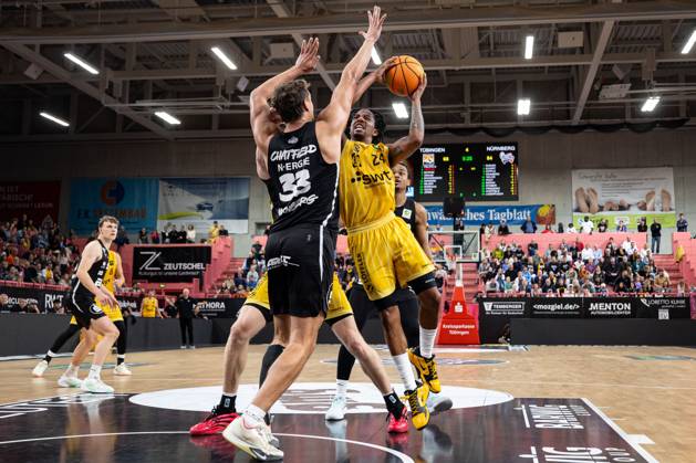 Tigers Tuebingen Nuernberg Falcons, Herren, 2 Bundesliga, Barmer 2 Basketball Bundesliga, pro A, 1 Spieltag, Spielzeit 2025 2025, 27 09 2025 Jacobi Wood Tigers Tuebingen, 24 bei Abschluss gegen Brandton Chatfield Nuernberg Falcons, 33