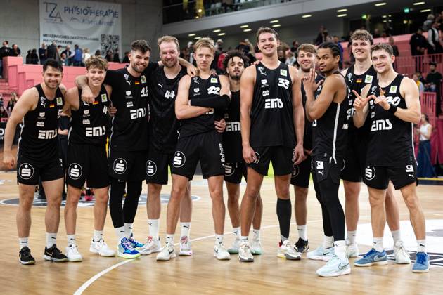 Tigers Tuebingen Nuernberg Falcons, Herren, 2 Bundesliga, Barmer 2 Basketball Bundesliga, pro A, 1 Spieltag, Spielzeit 2025 2025, 27 09 2025 von links Tim Koepple Nuernberg Falcons, 05 , Joscha Eckert Nuernberg Falcons, 04 , Julius Wolf Nuernberg Falcons, 16 , Lars Lagerpusch Nuernberg Falcons, 44 , Trevor Baskin Nuernberg Falcons, 22 , Cameron Parker Nuernberg Falcons, 01 , Brandton Chatfield Nuernberg Falcons, 33 , Trevor Baskin Nuernberg Falcons, 22 , Vincent Friederici Nuernberg Falcons, 30