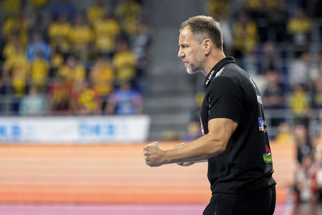 Maik Machulla coach, head coach, RNL , single picture, single photo, action, action, cheer, cheers, celebration, joy, rejoice, rejoicing, confident, optimistic, positive, game scene, 27 09 2025, Mannheim Germany , Handball, Bundesliga, Rhein Neckar Löwen SC DHfK Leipzig xozx