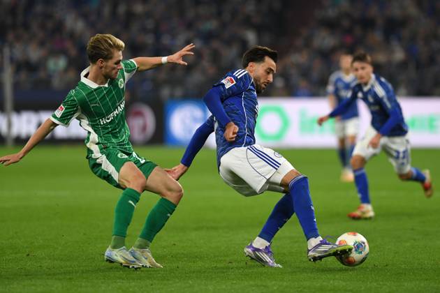 Kenan Karaman (FC Schalke 04) in Aktion, am Ball, Einzelaktion waehrend des Spiels der 2. Bundesliga zwischen FC Schalke 04 und SpVgg Greuther Fürth, Veltins-Arena am 26. September 2025 in Gelsenkirchen, Deutschland. (Foto von Ralf Treese DeFodi Images) +++ Kenan Karaman (FC Schalke 04) controls the ball during the 2. Bundesliga match between FC Schalke 04 and SpVgg Greuther Fürth at Veltins-Arena on September 26, 2025 in Gelsenkirchen, Germany. (Photo by Ralf Treese DeFodi Images) (Photo by Ralf Treese DeFodi Images) Kenan Karaman FC Schalke 04 in action, on the ball, single action during the 2 Bundesliga match between FC Schalke 04 and SpVgg Greuther Fürth, Veltins Arena on September 26, 2025 in Gelsenkirchen, Germany, Germany Photo by Ralf Treese DeFodi Images Kenan Karaman FC Schalke 04 controls the ball during the 2 Bundesliga match between FC Schalke 04 and SpVgg Greuther Fürth at Veltins Arena on September 26, 2025 in Gelsenkirchen, Germany Photo by Ralf Treese DeFodi Images Photo by Ralf Treese DeFodi Images