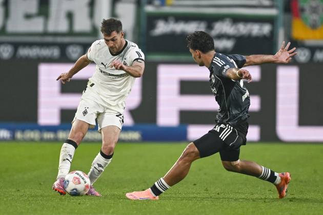 v li in duel Joe Scally Moenchengladbach 29 Can Uzun Frankfurt 42 27 09 2025 Soccer Borussia Moenchengladbach vs Eintracht Frankfurt, Borussia Park, Moenchengladbach, DFB DFL REGULATIONS PROHIBIT ANY USE OF PHOTOGRAPHS AS IMAGE SEQUENCES AND OR QUASI VIDEO Copyright: xpepphotox xHorstxMauelshagenx pep00321, pep_20250927_hm_144001