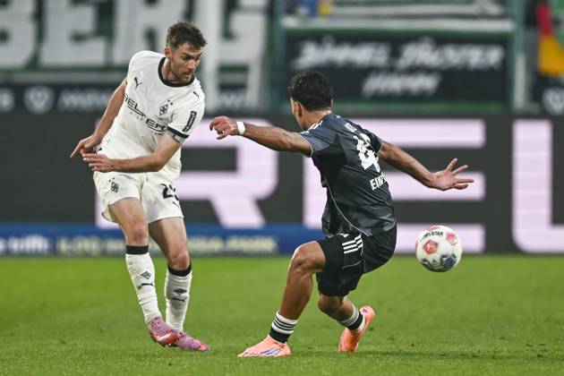 v li in duel Joe Scally Moenchengladbach 29 Can Uzun Frankfurt 42 27 09 2025 Soccer Borussia Moenchengladbach vs Eintracht Frankfurt, Borussia Park, Moenchengladbach, DFB DFL REGULATIONS PROHIBIT ANY USE OF PHOTOGRAPHS AS IMAGE SEQUENCES AND OR QUASI VIDEO Copyright: xpepphotox xHorstxMauelshagenx pep00321, pep_20250927_hm_144003