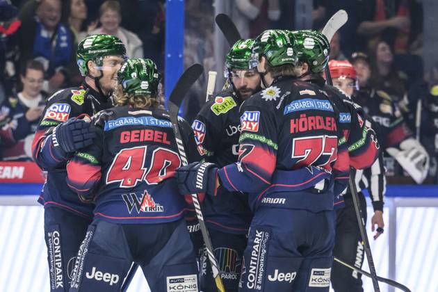 in the picture from l goal, hit, cheering, goal celebration, joy, enthusiasm, celebrating, after 1 0 by Korbinian Geibel EBB,40 , GER, Berlin, DEL, Eishockey Eisbaeren Berlin vs Schwenninger Wild Wings, Spielzeit 2025 2026, in the UBER Arena, 28 09 2025, Copyright: HMBxMedia UwexKoch