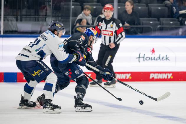 Fight for the puck duel between Daniel Fischbuch Iserlohn Roosters, 71 and Maximilian Daubner EHC Red Bull Muenchen, 70 GER, EHC Red Bull Muenchen vs Iserlohn Roosters, Ice Hockey, DEL, Matchday 6, Season 2025 2026, 28 09 2025 GER, EHC Red Bull Muenchen vs Iserlohn Roosters, Ice Hockey, DEL, Matchday 6, Season 2025 2026, 28 09 2025 Muenchen Copyright: xEibner-Pressefoto HeikexFeinerx EP_HFR