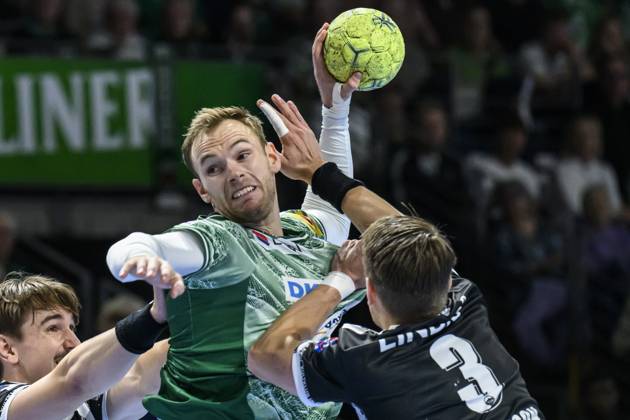 in the picture from l Mathias Gidsel Fuechse Berlin , Oskar Joelsson ThSV E , duel, action, fight, fights for the ball, GER, Berlin, Handball, Fuechse Berlin vs ThSV Eisenach, DAIKIN Handball Bundesliga, in the Max Schmeling Halle, 21 09 2025, Copyright: HMBxMedia UwexKoch