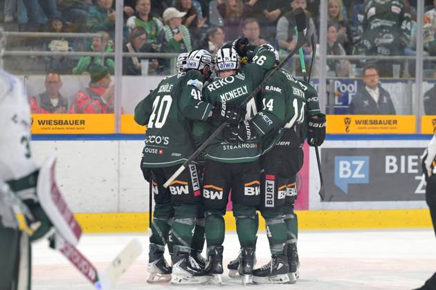 Goal, goal celebration to 3 4 of the Bietigheim Steelers by the goal of Jack Dugan Bietigheim Steelers, 08 which had to be checked by video evidence Bietigheim Steelers vs Starbulls Rosenheim , Ice Hockey, DEL 2, Matchday 5, Season 2025 2026, 28 09 2025 Bietigheim Steelers vs Starbulls Rosenheim , Ice Hockey, DEL 2, Matchday 5, Season 2025 2026, 28 09 2025 Bietigheim Copyright: xEibner-Pressefotox EP_TBR