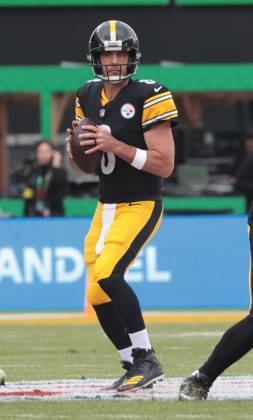 Pittsburgh Steelers quarterback Aaron Rodgers drops back to pass against the Minnesota Vikings at Croke Park in Dublin, Ireland on Sunday September 28, 2025. The Steelers won the game 24-21.  LON2025092857 HUGOxPHILPOTT