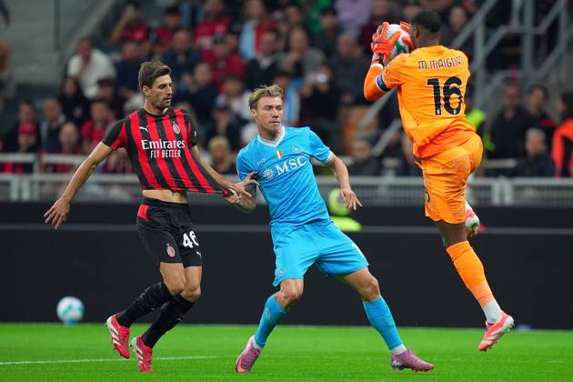 Napoli™s Rasmus Hojlund fights for the ball with AC Milan s Matteo Gabbia during the Serie A soccer match between Milan and Napoli at the San Siro Stadium in Milan , north Italy - Sunday , September 28 , 2025. - Soccer .  Copyright: xSpada LaPressex