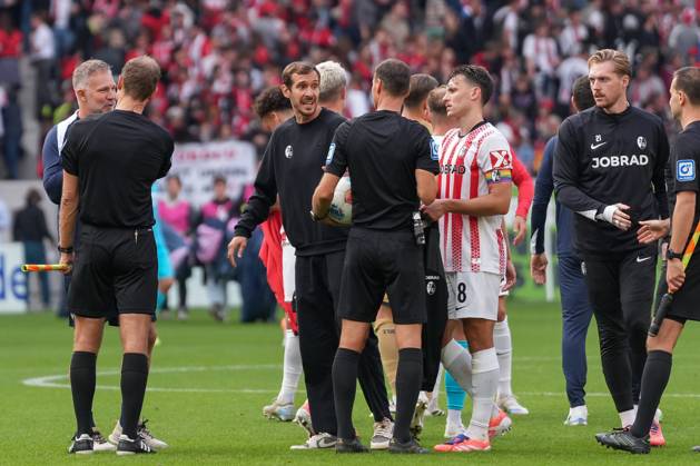 Julian Schuster SC Freiburg, Coach after the match with Bastian Dankert Referee , Germany, Soccer, 1 Bundesliga, Matchday 5, 2025 2026, SC Freiburg vs TSG Hoffenheim, 28 09 2025, Europa Park Stadion, Freiburg, Germany DFL REGULATIONS PROHIBIT ANY USE OF PHOTOGRAPHS AS IMAGE SEQUENCES AND OR QUASI VIDEO Freiburg Europa Park Stadion Baden Württemberg Germany Copyright: xArnexAmbergx