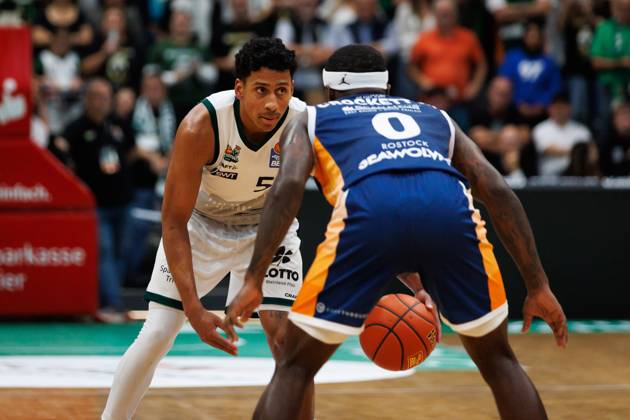 Eli Brooks Gladiators Trier in a duel with TJ Crockett Rostock Seawolves , Vet Concept Gladiators Trier vs Rostock Seawolves, Basketball, easyCredit BBL, 1 Spieltag, Saison 2025 2026, 28 09 2025 DFB regulations prohibit any use of photographs as image sequences and or quasi video Vet Concept Gladiators Trier vs Rostock Seawolves, Basketball, easyCredit BBL, 1 Spieltag, Saison 2025 2026, 28 09 2025 Copyright: xEibner-Pressefoto AlexanderxNeisx EP_ANS