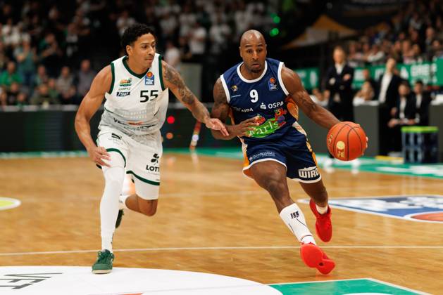 Eli Brooks Gladiators Trier in a duel with DeAndre Lansdowne Rostock Seawolves , Vet Concept Gladiators Trier vs Rostock Seawolves, Basketball, easyCredit BBL, 1 Spieltag, Saison 2025 2026, 28 09 2025 DFB regulations prohibit any use of photographs as image sequences and or quasi video Vet Concept Gladiators Trier vs Rostock Seawolves, Basketball, easyCredit BBL, 1 Spieltag, Saison 2025 2026, 28 09 2025 Copyright: xEibner-Pressefoto AlexanderxNeisx EP_ANS