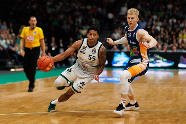 Eli Brooks Gladiators Trier in a duel with Lukasz Kolenda Rostock Seawolves h, Vet Concept Gladiators Trier vs Rostock Seawolves, Basketball, easyCredit BBL, 1 Spieltag, Saison 2025 2026, 28 09 2025 DFB regulations prohibit any use of photographs as image sequences and or quasi video Vet Concept Gladiators Trier vs Rostock Seawolves, Basketball, easyCredit BBL, 1 Spieltag, Saison 2025 2026, 28 09 2025 Copyright: xEibner-Pressefoto AlexanderxNeisx EP_ANS
