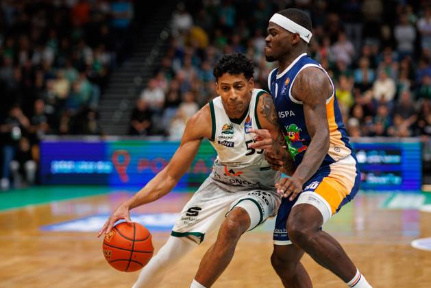 Eli Brooks Gladiators Trier in a duel with TJ Crockett Rostock Seawolves , Vet Concept Gladiators Trier vs Rostock Seawolves, Basketball, easyCredit BBL, 1 Spieltag, Saison 2025 2026, 28 09 2025 DFB regulations prohibit any use of photographs as image sequences and or quasi video Vet Concept Gladiators Trier vs Rostock Seawolves, Basketball, easyCredit BBL, 1 Spieltag, Saison 2025 2026, 28 09 2025 Copyright: xEibner-Pressefoto AlexanderxNeisx EP_ANS