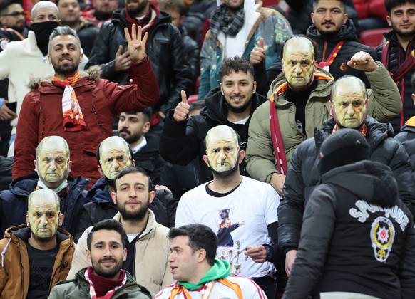Galatasaray v Kasimpasa - Turkish Super Lig ISTANBUL, TURKIYE - JANUARY 20: Some of Galatasaray fans wear Fatih Terim masks during Turkish Super Lig week 22 soccer match between Galatasaray and Kasimpasa in Istanbul, Turkiye on January 20, 2022. Istanbul Turkey. Editorial use only. Please get in touch for any other usage. Copyright: x2025xAnadoluxİsaxTerlix