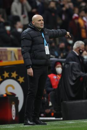 Galatasaray v Kasimpasa - Turkish Super Lig ISTANBUL, TURKIYE - JANUARY 20: Kasimpasa head coach Sami Ugurlu gestures during Turkish Super Lig week 22 soccer match between Galatasaray and Kasimpasa in Istanbul, Turkiye on January 20, 2022. Istanbul Turkey. Editorial use only. Please get in touch for any other usage. Copyright: x2025xAnadoluxİsaxTerlix