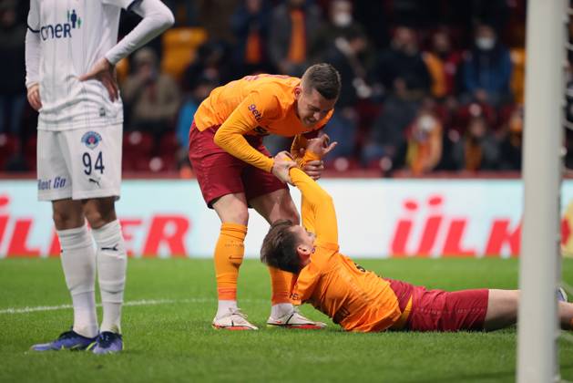 Galatasaray v Kasimpasa - Turkish Super Lig ISTANBUL, TURKIYE - JANUARY 20: Kerem Aktukoglu of Galatasaray is being consoled by his team mate Alexandru Cicaldau during Turkish Super Lig week 22 soccer match between Galatasaray and Kasimpasa in Istanbul, Turkiye on January 20, 2022. Istanbul Turkey. Editorial use only. Please get in touch for any other usage. Copyright: x2025xAnadoluxİsaxTerlix