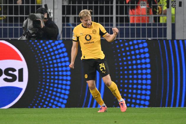 Cheer 1 0 Daniel Svensson Borussia Dortmund 01 10 2025, Football Champions League 2025 2026, 2 Matchday, Borussia Dortmund Athletic Bilbao UEFA regulations prohibit any use of photographs as image sequences and or quasi video Dortmund Signal Iduna Park Nordrhein Westfalen Germany Team2
