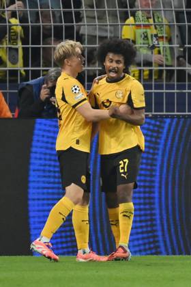 Cheer 1 0 Daniel Svensson Borussia Dortmund , Karim Adeyemi Borussia Dortmund , v li 01 10 2025, Football Champions League 2025 2026, 2 Matchday, Borussia Dortmund Athletic Bilbao UEFA regulations prohibit any use of photographs as image sequences and or quasi video Dortmund Signal Iduna Park Nordrhein Westfalen Germany Team2