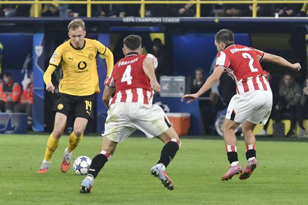 from left fighting for the ball Maximilian Beier Dortmund 14 Aitor Paredes Bilbao 4 Andoni Gorosabel Bilbao 2 01 04 2025 Football, Champions League, Borussia Dortmund vs Athletic Club de Bilbao, Signal Iduna Park, Dortmund, Copyright: xpepphotox xSaschaxWeizx pep00321, pep_20250415_hm_152843