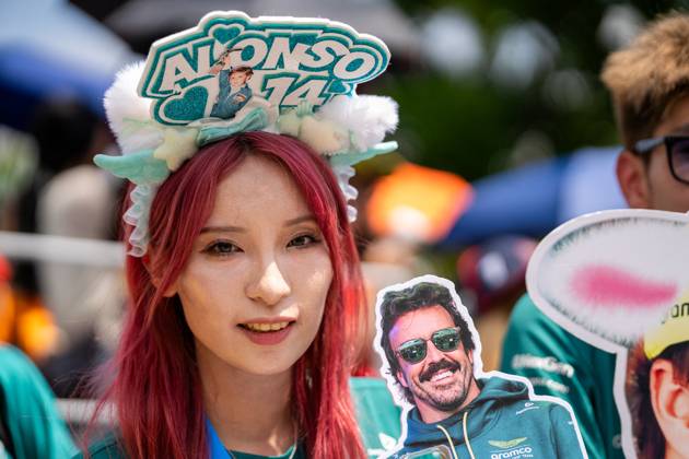 Formula 1 Singapore Airlines Singapore Grand Prix - Arrivals Aston Martin Fan with a creative outfit on Thursday (Media Day) during Formula 1 Singapore Airlines Singapore Grand Prix 2025 at the Marina Bay Street Circuit Singapore on October 2, 2025. Photo by Antoine Lapeyre ABACAPRESS.COM Singapore Singapore  Copyright: xLapeyrexAntoine ABACAx