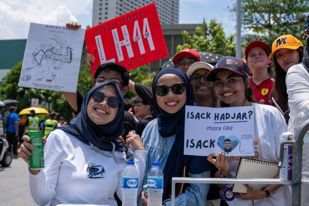 Formula 1 Singapore Airlines Singapore Grand Prix - Arrivals Fans showing their signs on Thursday (Media Day) during Formula 1 Singapore Airlines Singapore Grand Prix 2025 at the Marina Bay Street Circuit Singapore on October 2, 2025. Photo by Antoine Lapeyre ABACAPRESS.COM Singapore Singapore  Copyright: xLapeyrexAntoine ABACAx