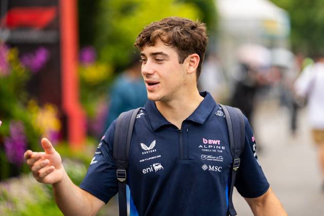 Formula 1 Singapore Airlines Singapore Grand Prix - Arrivals Franco Colapinto (Arg) of Alpine Renault 43 receiving a gift from F1 Social media team on Thursday (Media Day) during Formula 1 Singapore Airlines Singapore Grand Prix 2025 at the Marina Bay Street Circuit Singapore on October 2, 2025. Photo by Antoine Lapeyre ABACAPRESS.COM Singapore Singapore  Copyright: xLapeyrexAntoine ABACAx